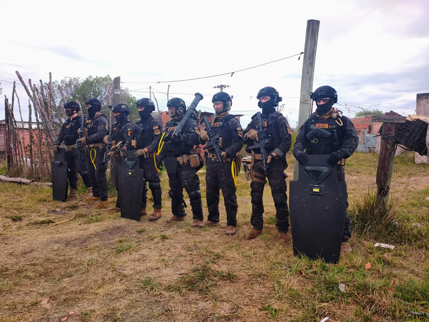 La Policía realizó tres allanamientos en el marco de una investigación por robos agravados de motocicletas y detuvo a un hombre de 28 años. Durante los operativos también secuestraron armas de fuego, droga, celulares y un auto que habría sido utilizado en los hechos.