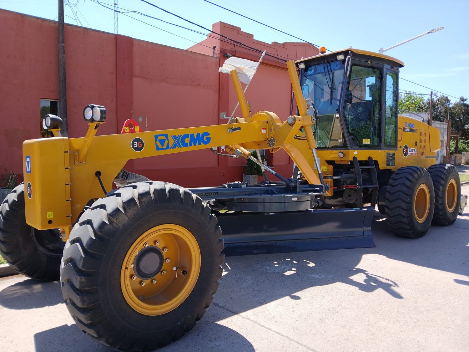 La motoniveladora adquirida por la comuna.