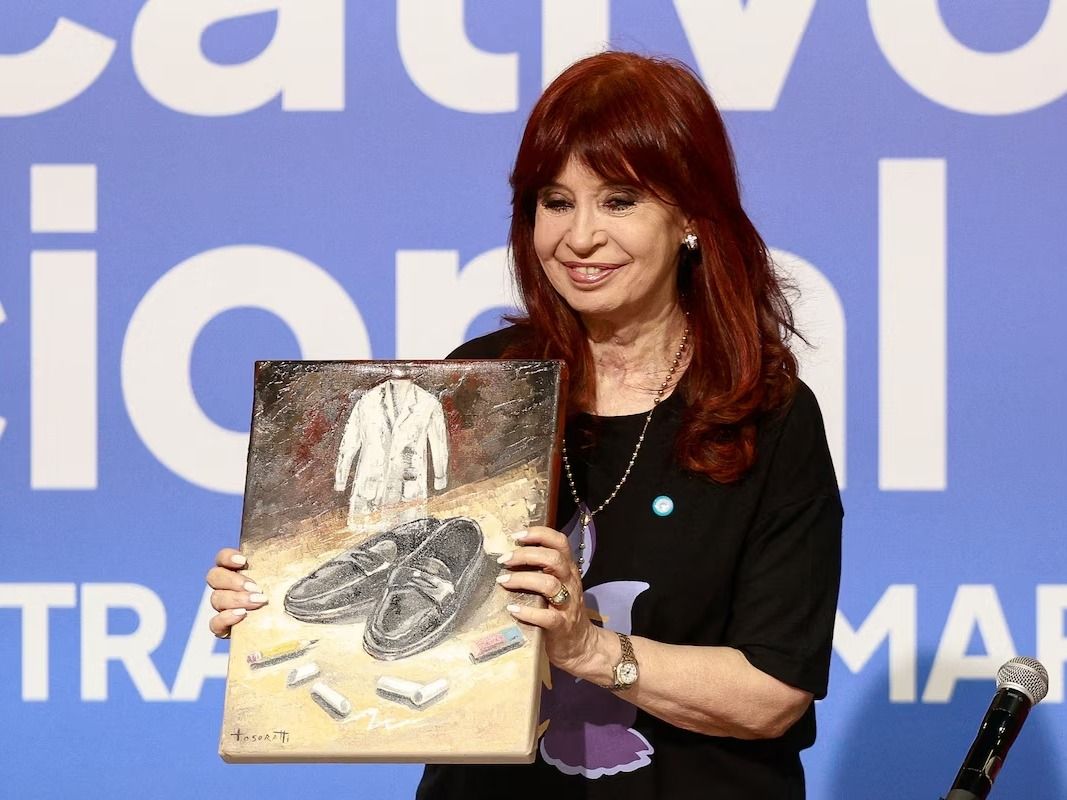 Cristina Kirchner reapareció con críticas a Milei y a los diputados peronistas que votaron el acuerdo con el FMI