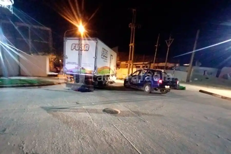 Trágica noche en Rafaela: un motociclista de 26 años perdió la vida tras chocar contra un camión