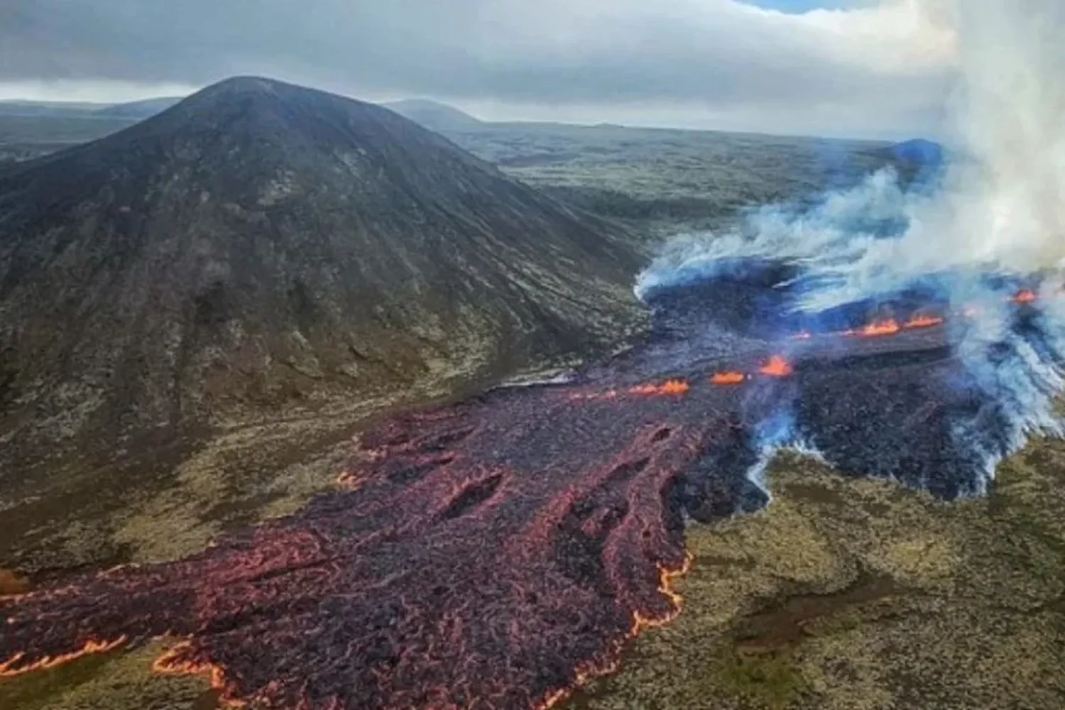 Impactantes imágenes: entró en erupción un volcán cerca de la capital de Islandia