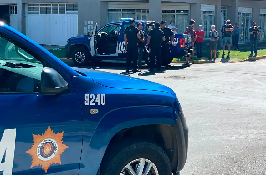 Motochorros asaltaron a un anciano de 84 años: un automovilista quiso intervenir y le dispararon