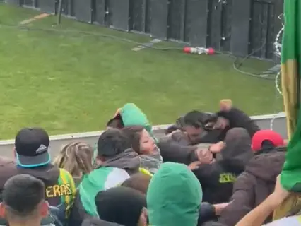 Aficionados se pelearon a cuchillazos en una tribuna durante el partido entre Newell's y Aldosivi.