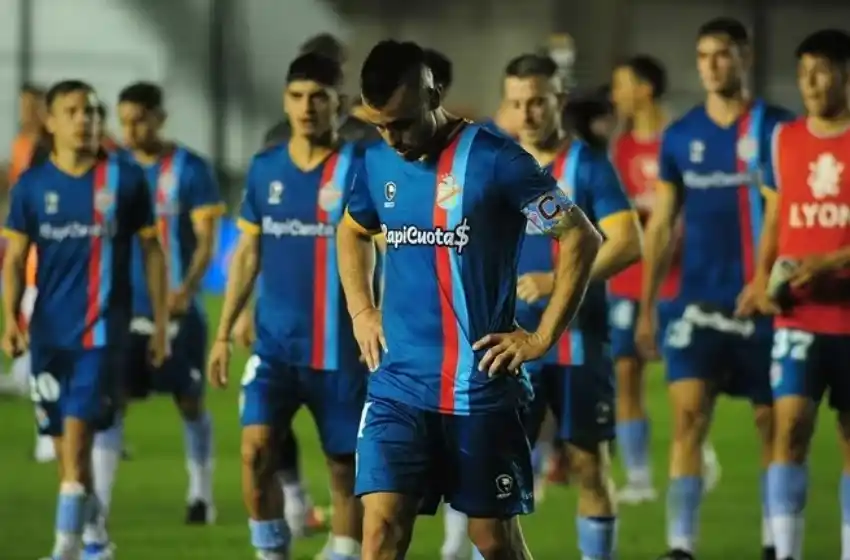 Arsenal empató y es el primer descendido