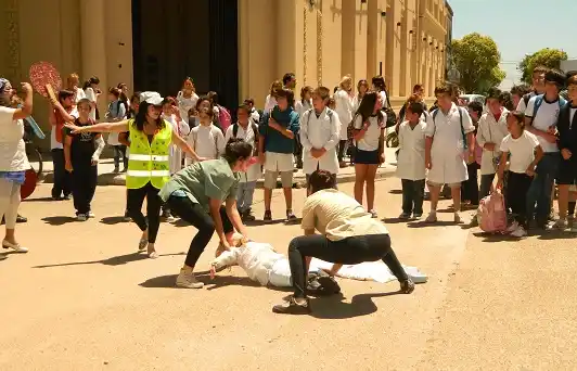 Sorpresivas intervenciones callejeras en las escuelas 