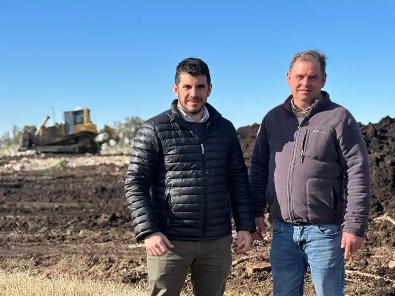 Kovacevich junto al intendente Leonel Chiarella durante el anuncio del saneamiento de las primeras hectáreas del basural.