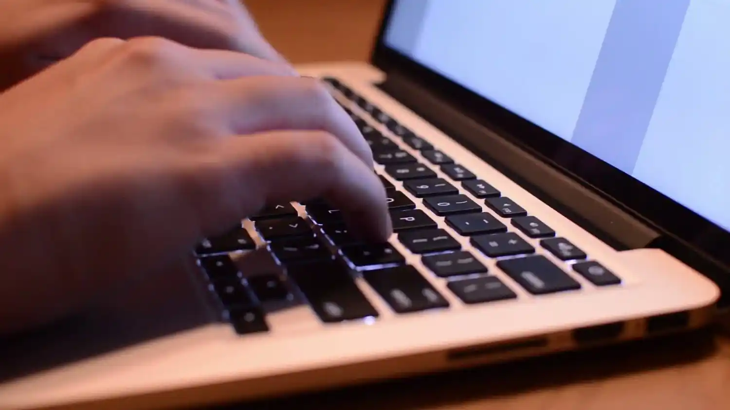 La mejor forma de descargar videos públicos y privados de Facebook