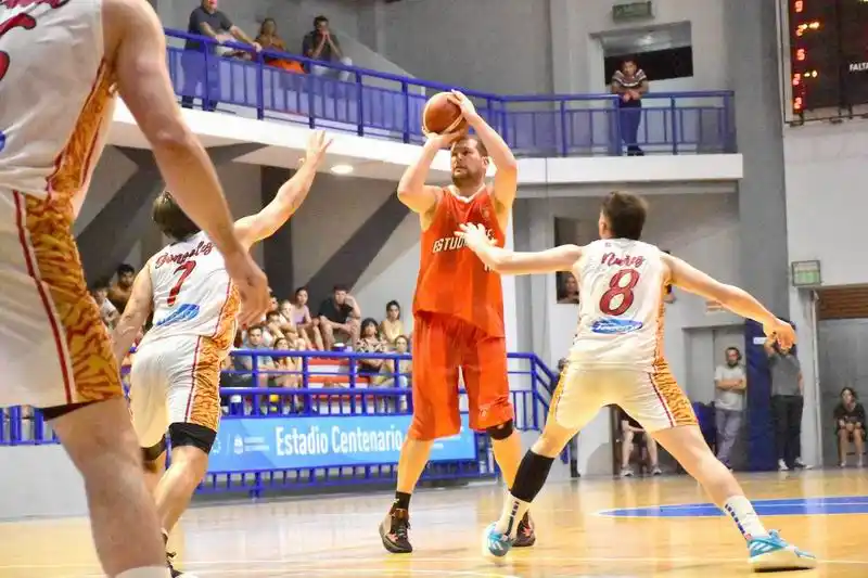 Se juega el primer clásico
entre Estudiantes y Sarmiento