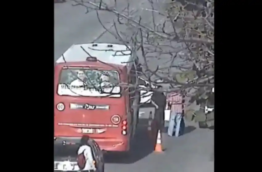 Se armó "bondi": pidió a un pasajero que se coloque el tapabocas y fue agredido