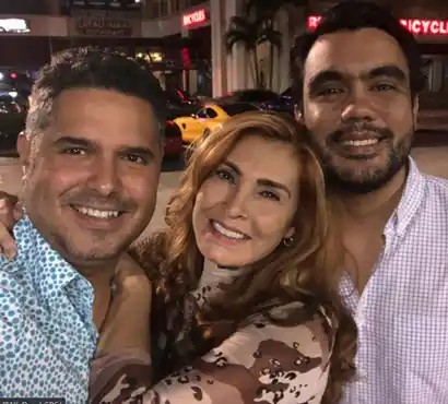 Alba Roversi con su hijo y su esposo. Foto: Instagram