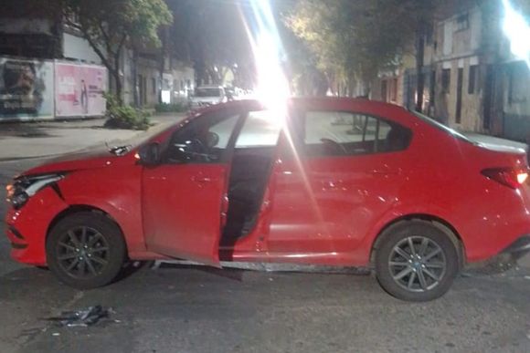 Fuerte choque entre dos autos en la zona del Parque Independencia