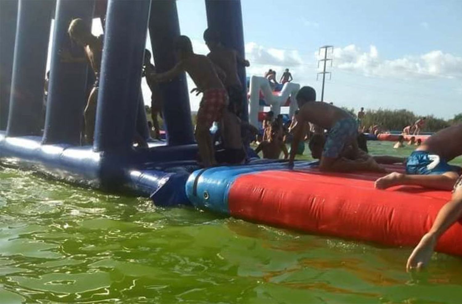 Agua contaminada y juegos peligrosos: denuncian estado de abandono en un parque acuático para niños