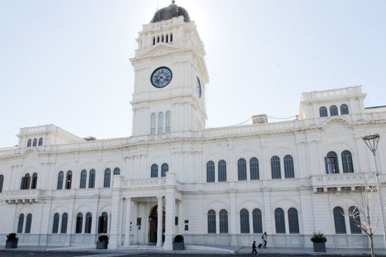 El gobierno provincial recibe hoy a docentes y mañana a estatales