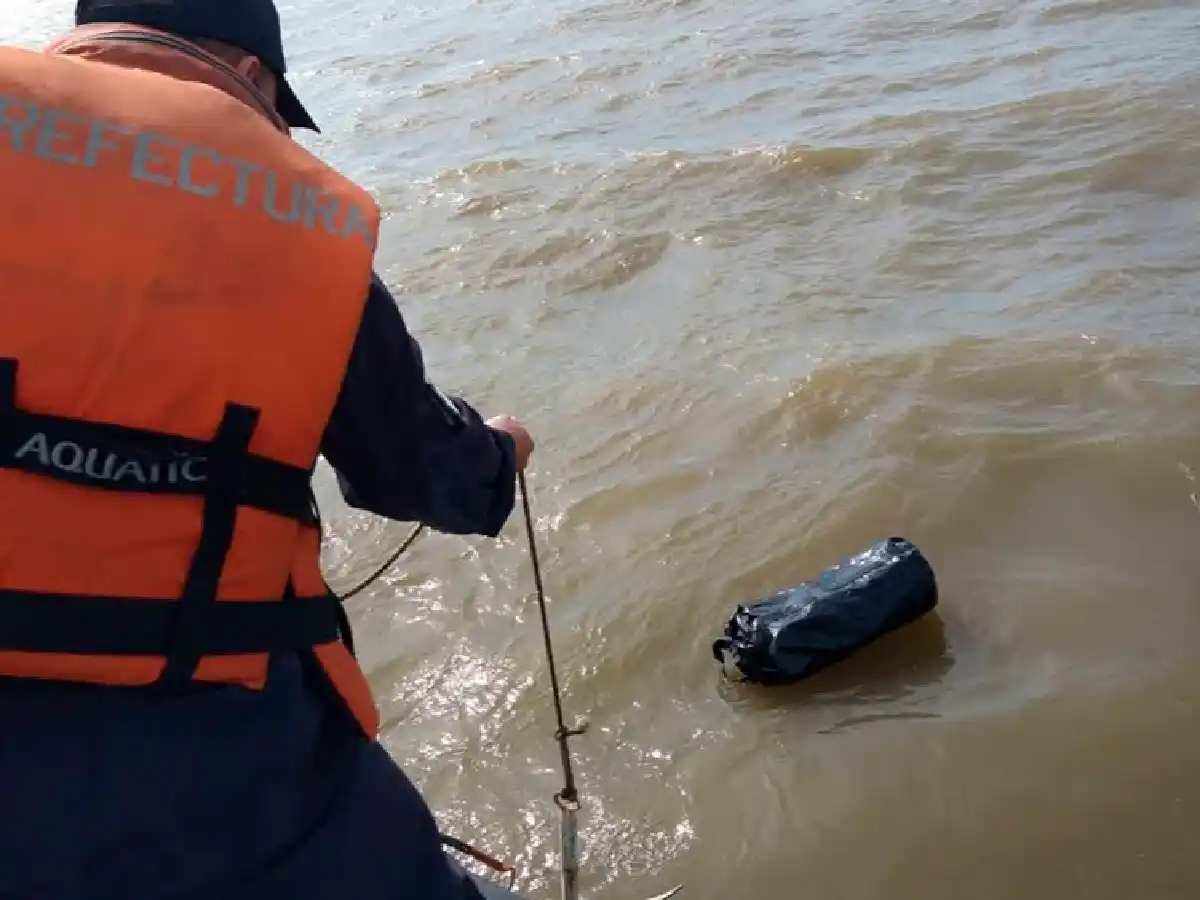 Una embarcación a la deriva, un exCadillac, 37 kilos de cocaína y un muerto