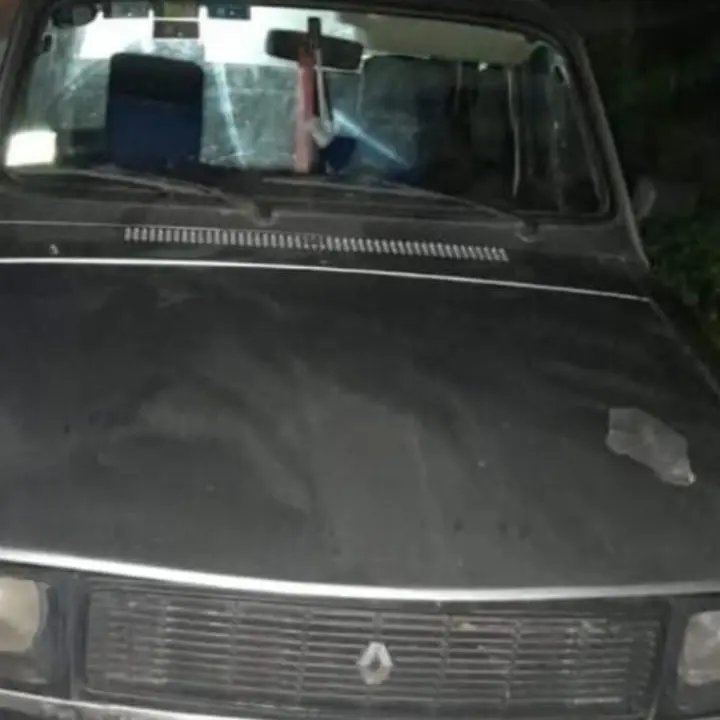 Uno de los autos que recibió disparos durante el conflicto.