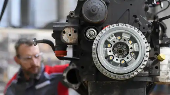 Unos 7.000 trabajadores automotrices de Estados Unidos se suman a la huelga