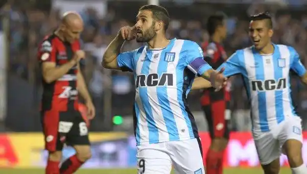 Racing volvió a festejar en el Cilindro y se prendió arriba