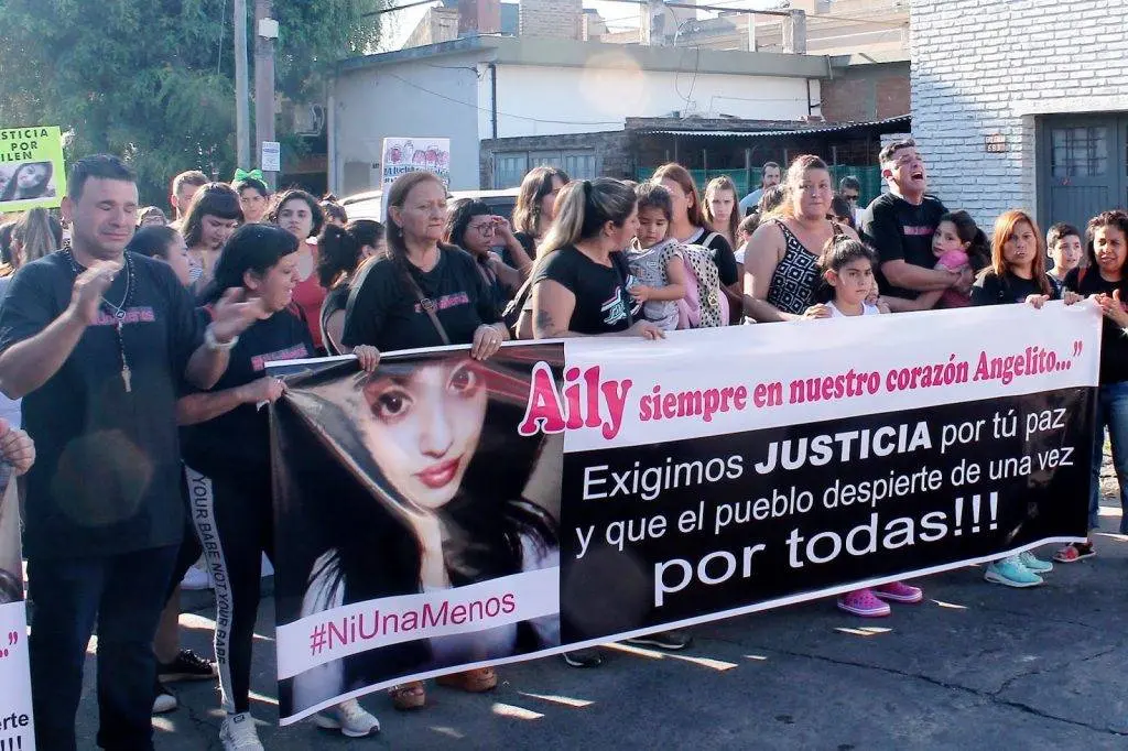 Morón: Comenzó el juicio por el femicidio de Ailen Decuzzi y familiares marcharon 