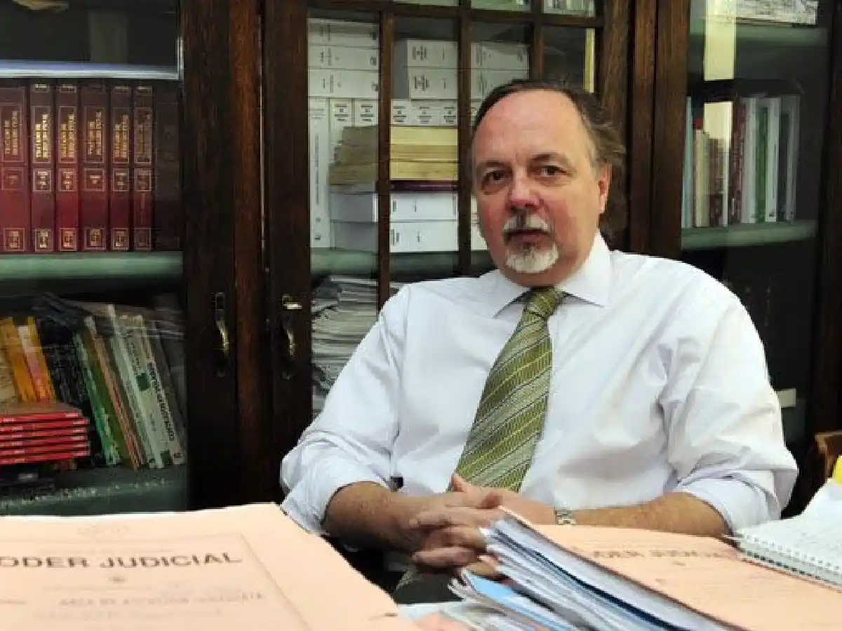 Denuncian a un supuesto depravado afuera de escuela