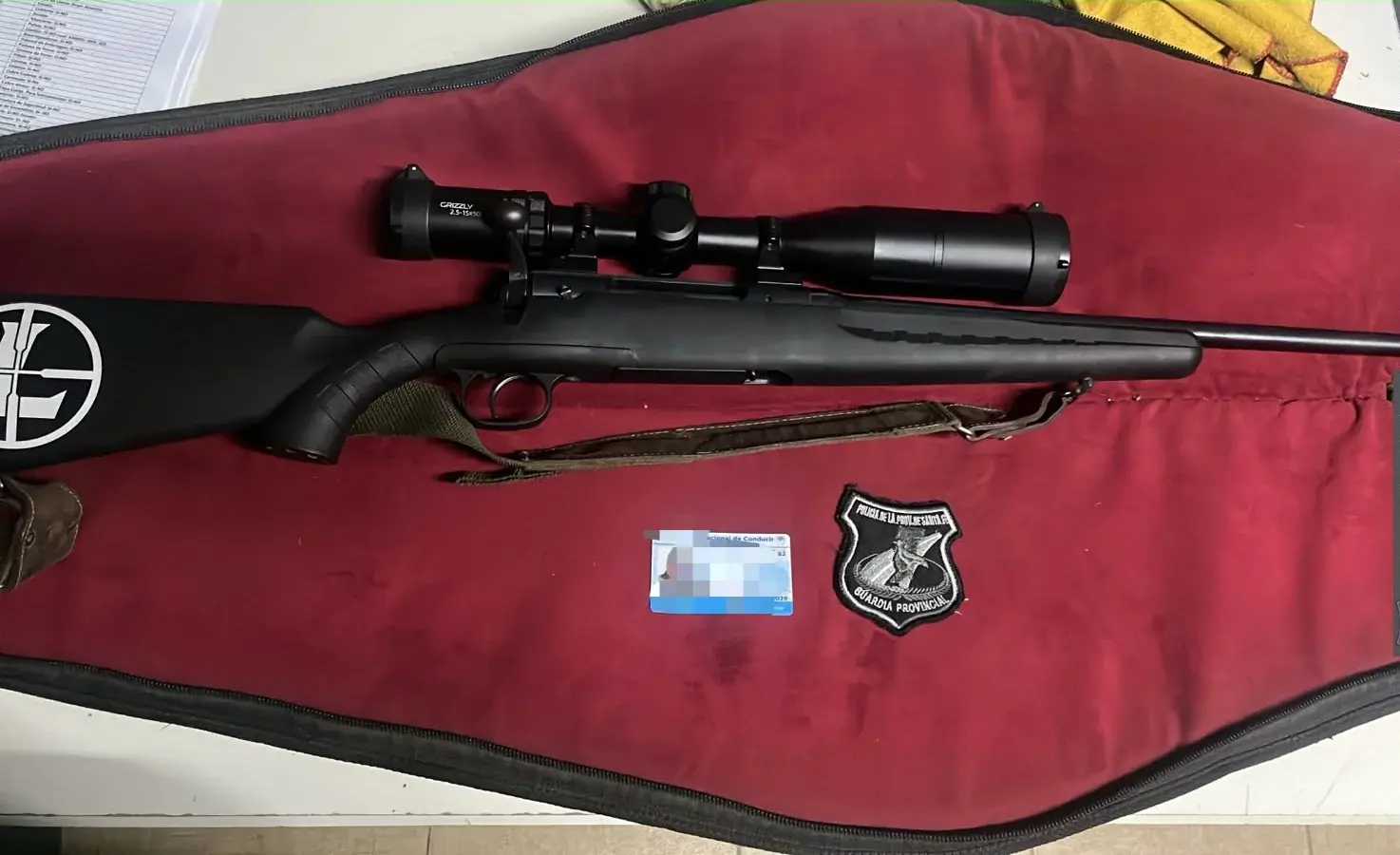 Hallaron un fusil con mira telescópica en una camioneta y lo secuestraron