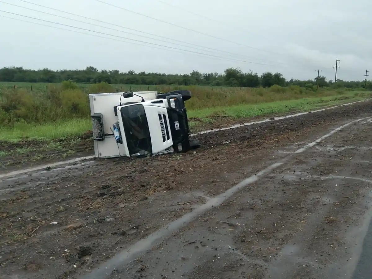 Vuelco de un camión en la Ruta Provincial Nº 32 sin heridos