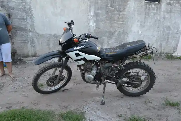 En tres allanamientos se detuvo a dos jóvenes y se recuperó una moto robada