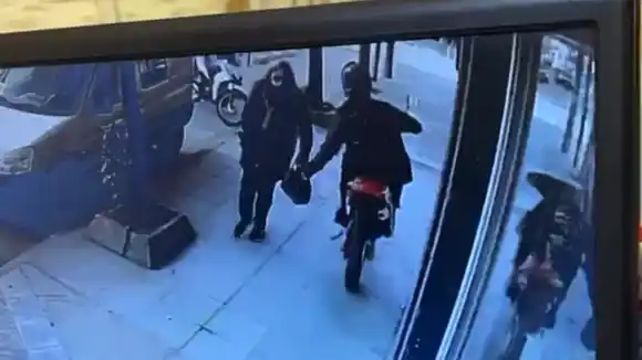 Un motochorro le arrebató el bolso a una mujer mayor en la calle San Juan: quiso correrlo y cayó al piso