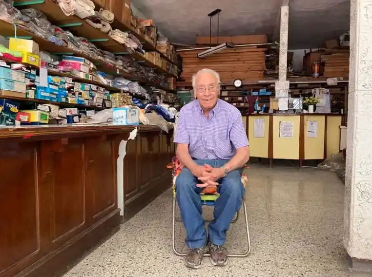 La conmovedora historia de Carlos, el entrerriano que vio el partido desde una vidriera