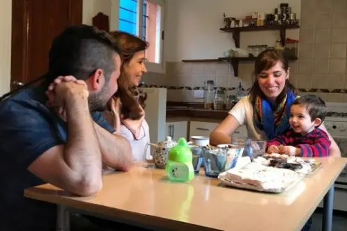 Cristina con una pareja