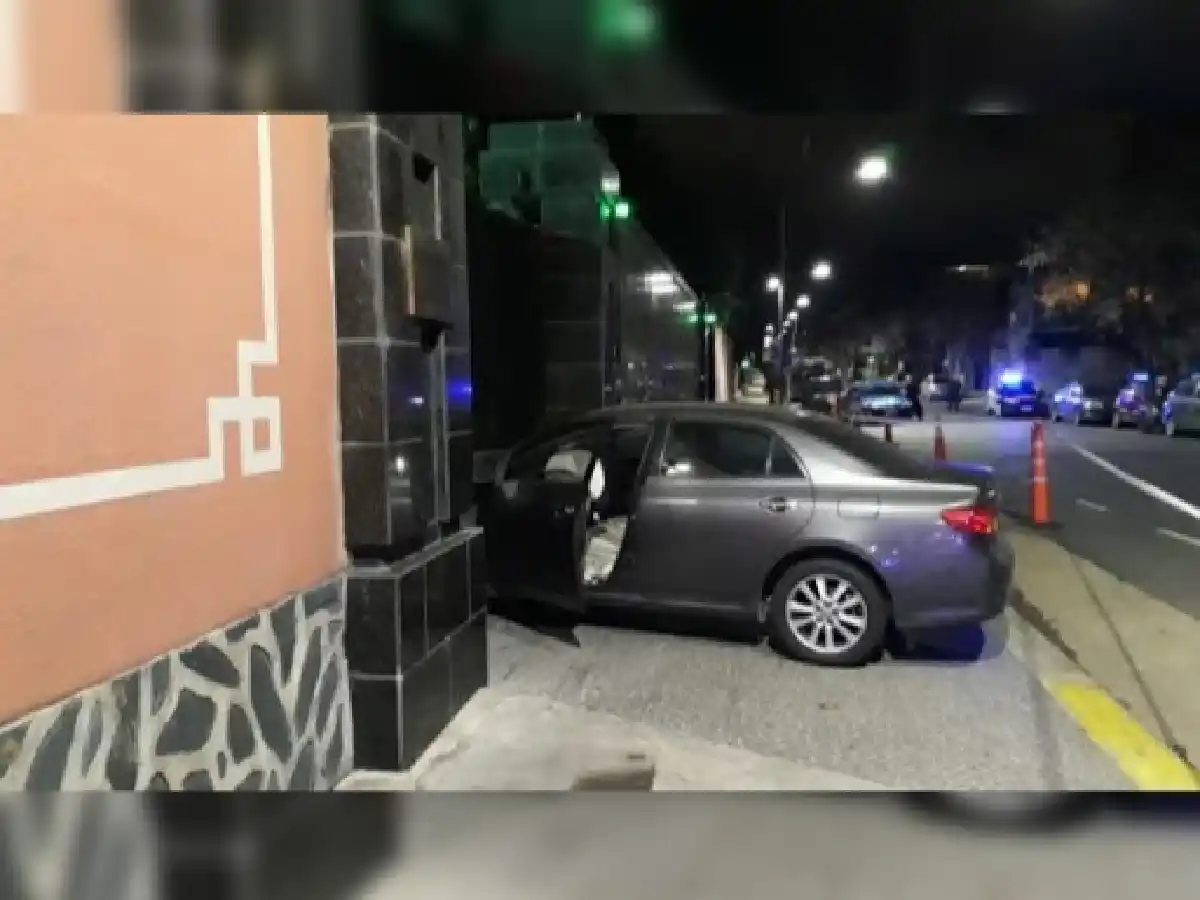 Detuvieron a un conductor luego de que chocara el portón de la embajada China
