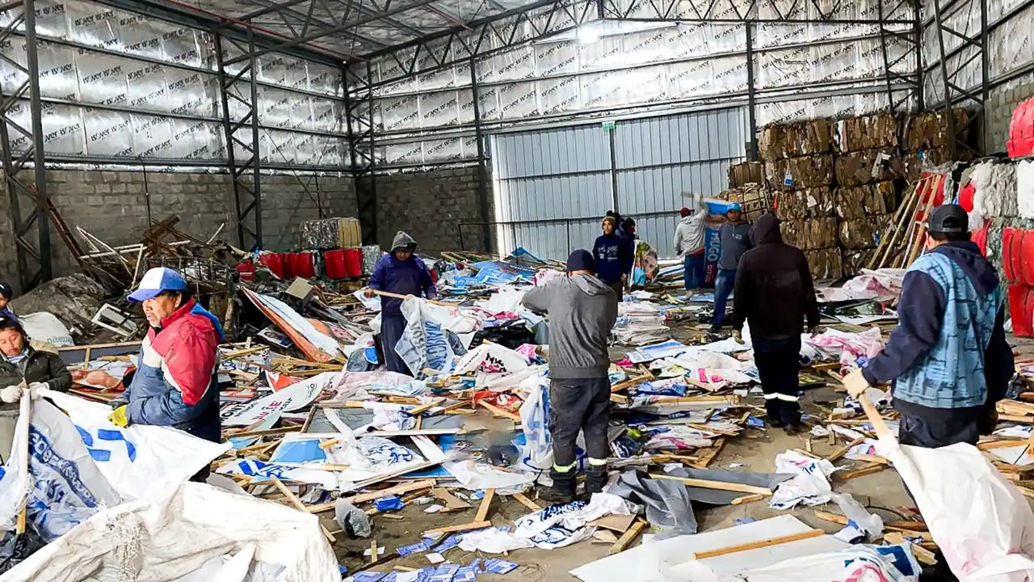 Reutilizarán la cartelería política para armar cuchas para perros callejeros