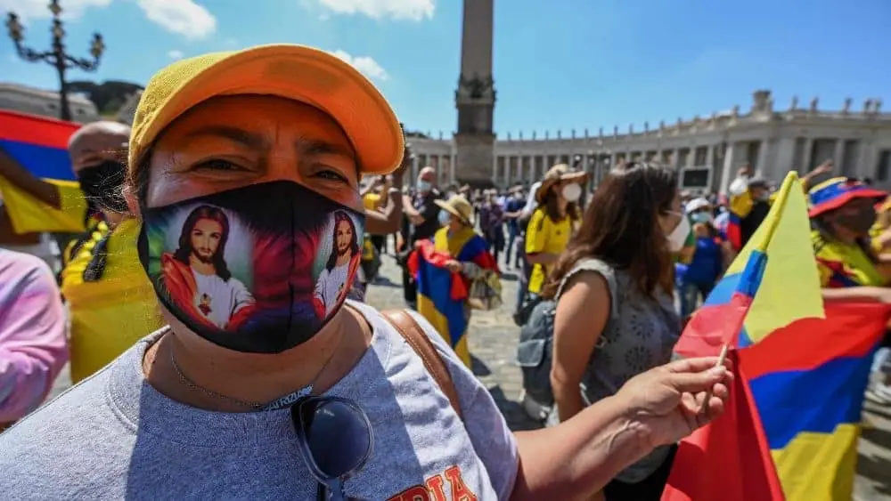 ¡DIOS BENDIGA A COLOMBIA! Papa ora por diálogo y soluciones justas