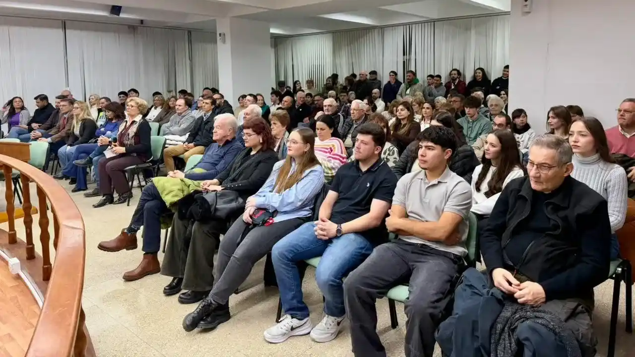 Ante una sala colmada de público, “Raíces del barro” se estrenó en el Concejo Municipal