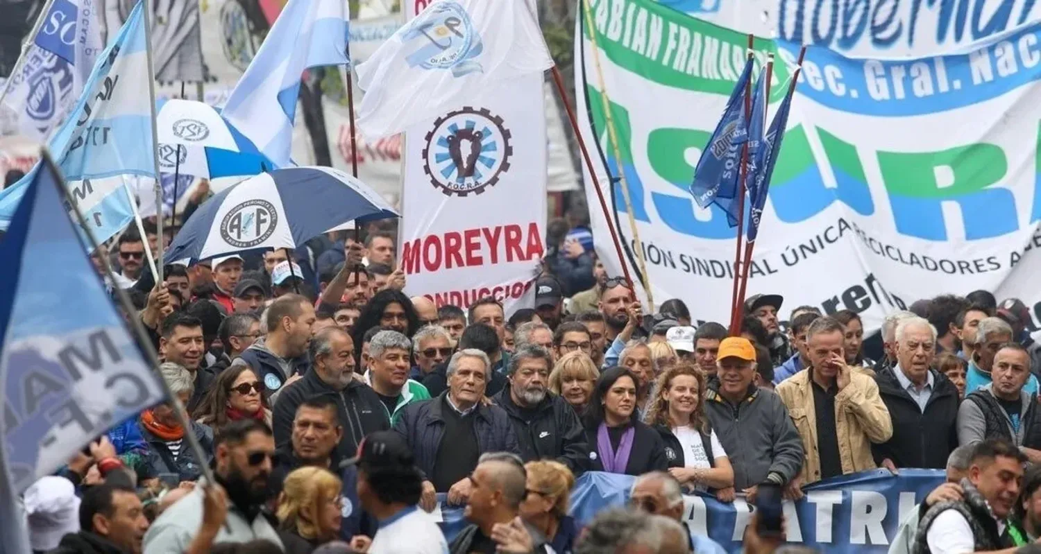 Los líderes sindicales encabezan la marcha hacia el Monumento al Trabajo. Foto: NA / Mariano Sánchez.