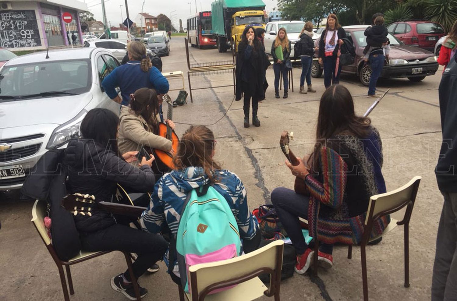 Un conservatorio "dicta clases" en la calle por problemas edilicios