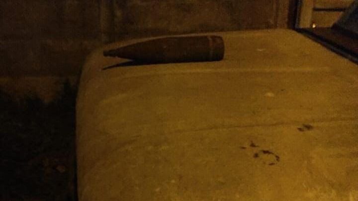 Encontró una munición de artilleria, la llevó a su casa y la policía activó un protocolo de prevención