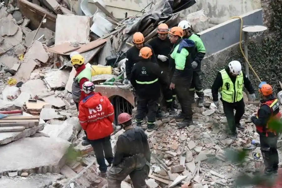 Tras el derrumbe de una vivienda, bomberos y rescatistas hallaron el cuerpo de la última persona desaparecida en la zona norte de Rosario