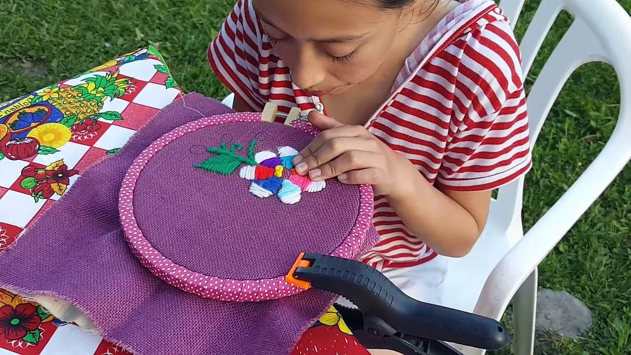 Un juego. Antiguamente el bordado era una transmisión familiar, hoy las chicas lo eligen como un pasatiempo.
