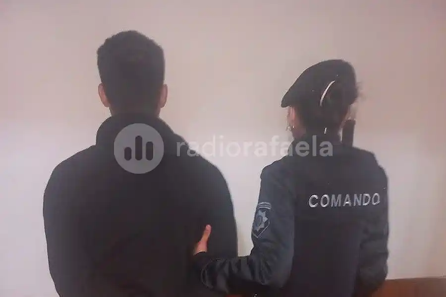 Lo vieron “tanteando” vehículos estacionados: tenía pedido de detención desde el 2021