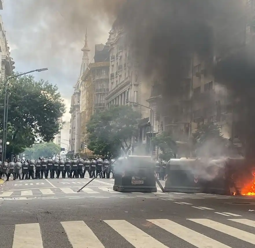 Violencia y destrozos en la marcha de los barras bravas.