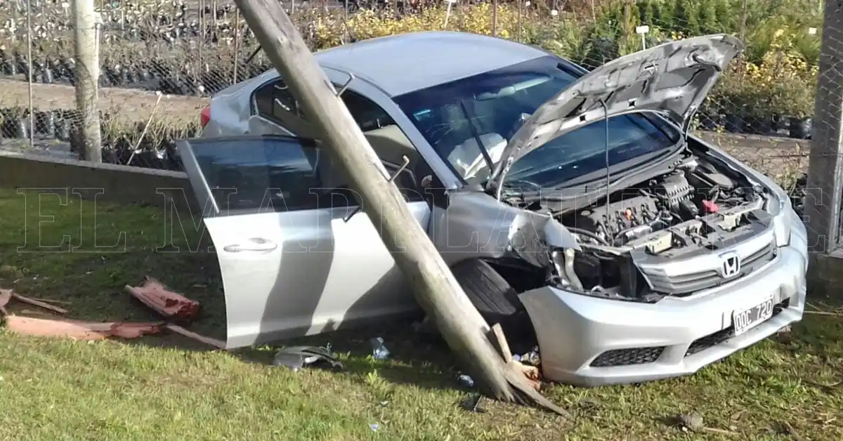 Despistó y chocó contra un poste en el acceso a Sierra de los Padres