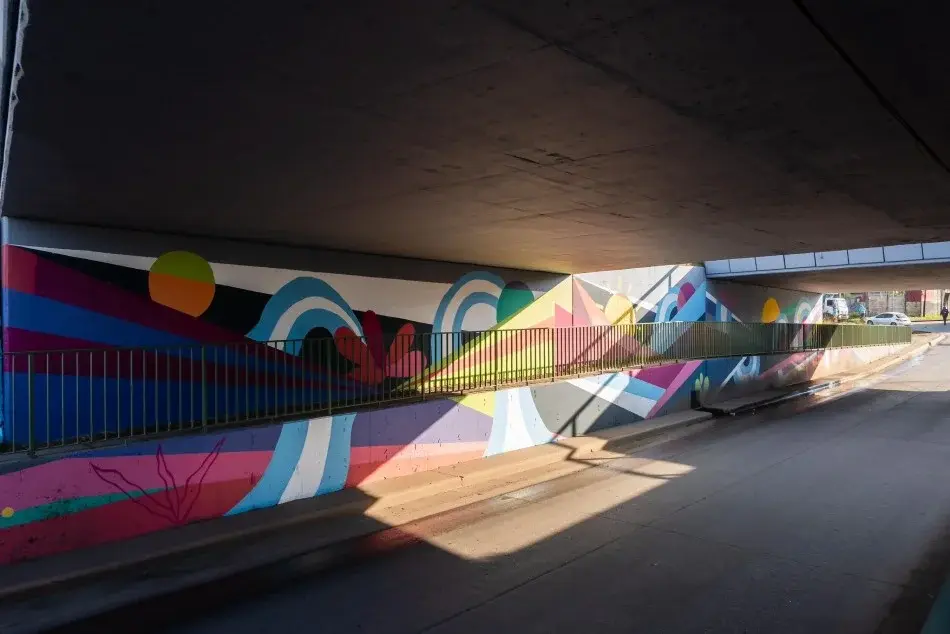 Artistas locales pintaron en tres puentes de avenida Circunvalación