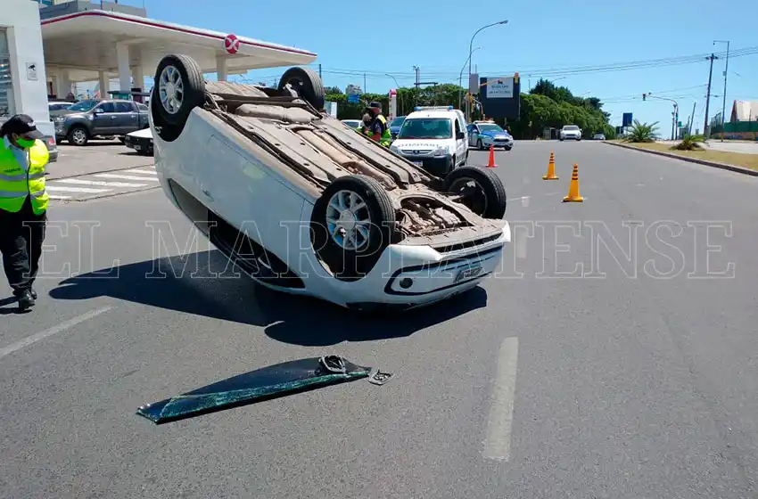 Impactante vuelco en avenida Juan B. Justo: hay dos carriles cortados