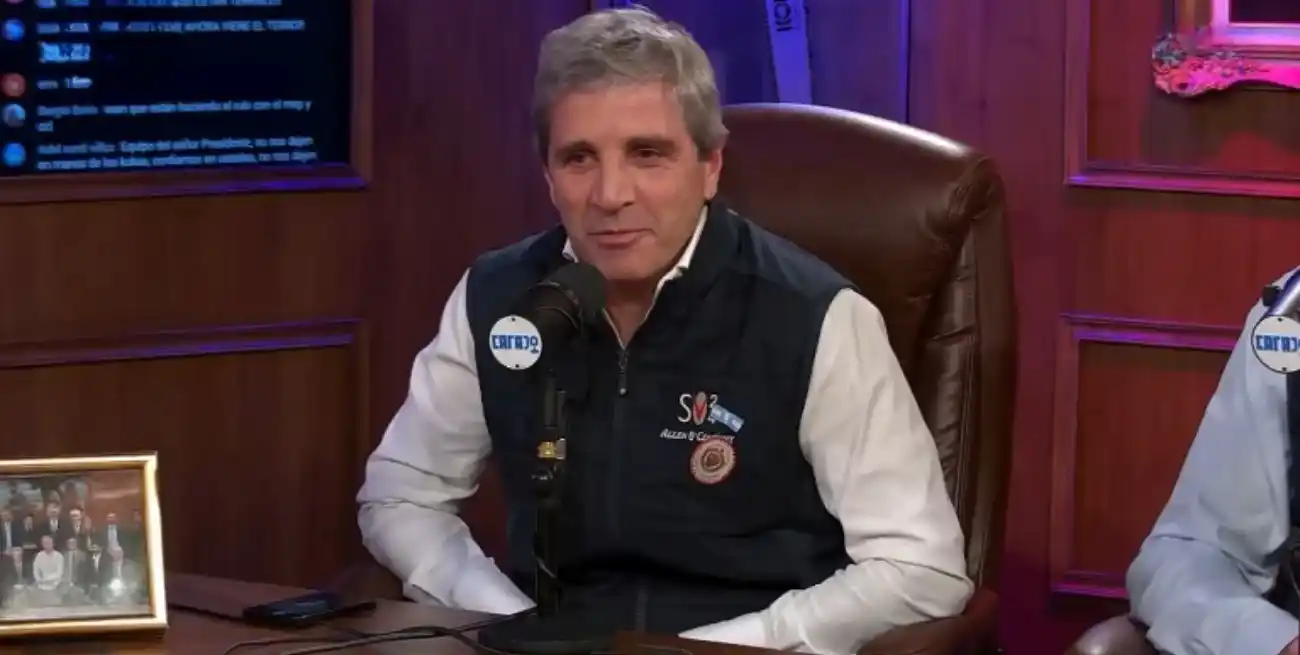 Luis Caputo habló este jueves en el stream oficialista Las Tres Anclas. Crédito: Carajo