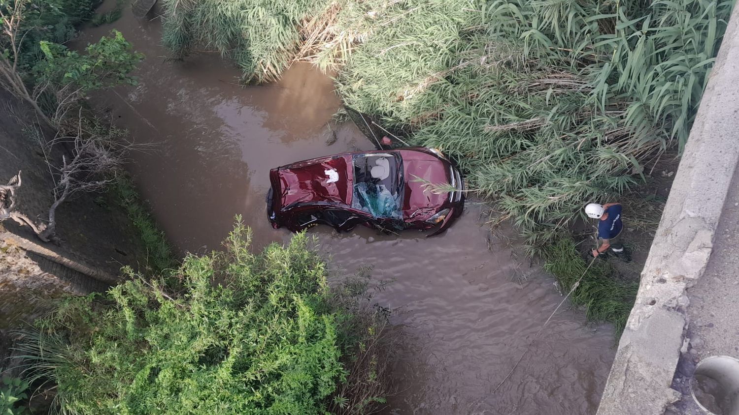 Pierde el control de su automóvil y cae al arroyo