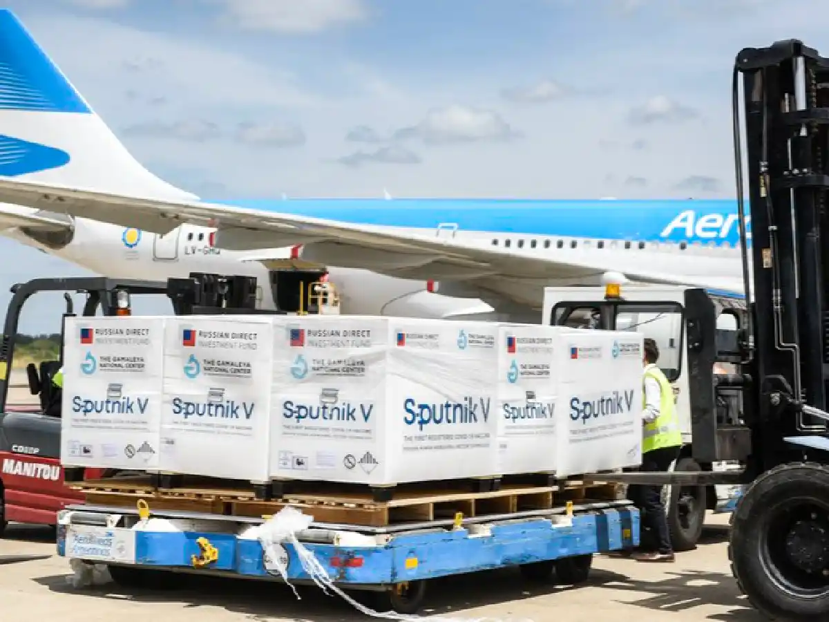 Arribó el avión de Aerolíneas Argentinas con otras 400 mil dosis de la vacuna rusa 