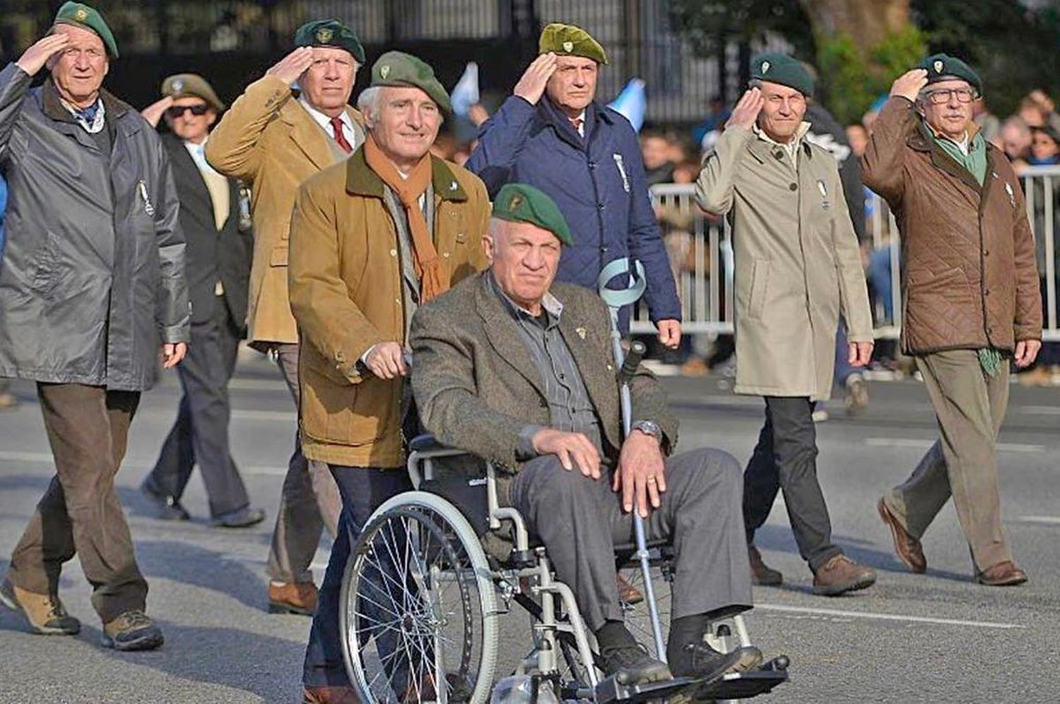 La presencia de Aldo Rico en el desfile del 9 de Julio generó polémica