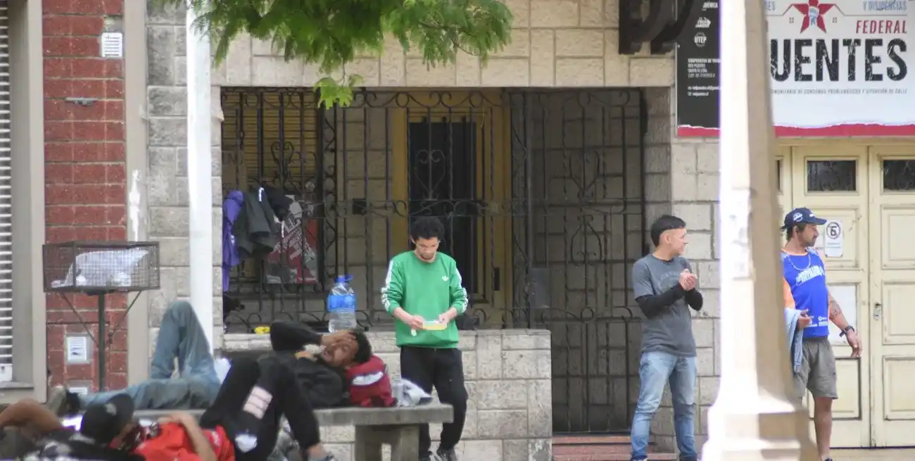 Todos los mediodías. Esta postal se da a diario en la zona de calle Jujuy al 2800, donde personas en situación de calle aguardan una vianda.