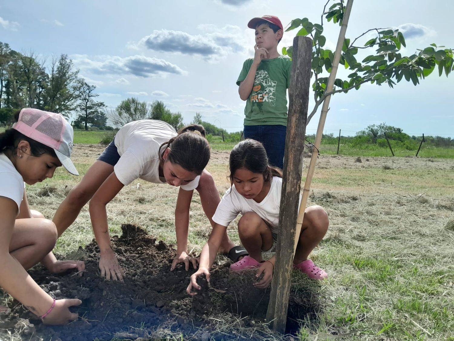 Alumnos participaron activamente en las plantaciones.