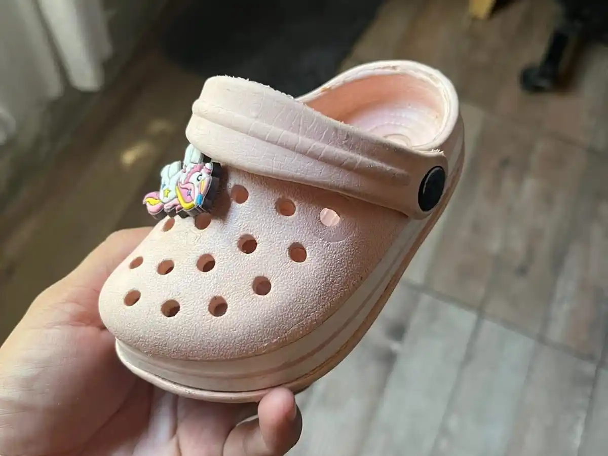 Buscan crocs perdida en la vía pública
